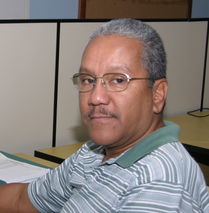 Engenheiro estrutural em obra, analisando estrutura de concreto armado